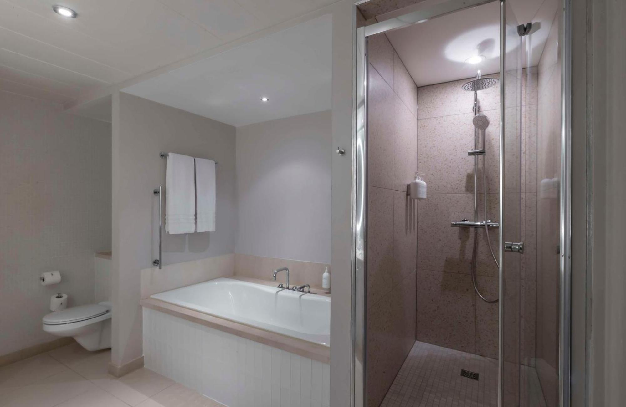 The Morrison Dublin, Curio Collection By Hilton Hotell Eksteriør bilde A shower cubicle